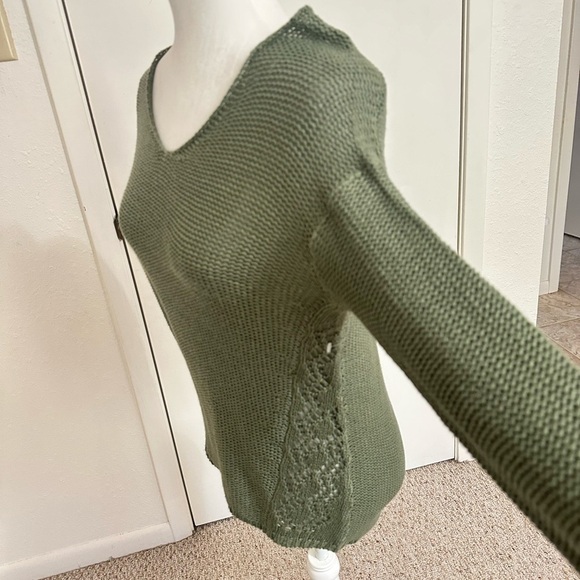 Francesca’s sage green knit soft slouchy pullover with side  intricate detail S - Picture 4 of 5